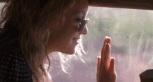 Kate Hudson Middle Finger GIF - Kate Hudson Middle Finger Waveform GIFs