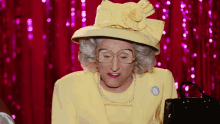 Anita Wiglit Queen Elizabeth Ii GIF - Anita Wiglit Queen Elizabeth Ii Look GIFs