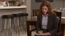Pam Beesly Check GIF - Pam Beesly Check Jenna Fischer GIFs