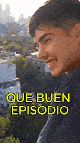 a man is smiling in front of a sign that says que buen episodio on it