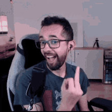 Rivionze Middle Finger GIF - Rivionze Middle Finger Smiling GIFs