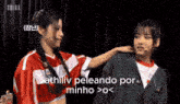 two girls are standing next to each other and one of them says athiliv peleando por minho > <