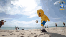 treino de futebol brazilian team mascot perto da praia malabarismo com bolas football practice