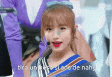 a girl with a microphone on her head and the words tira un beso si sos de nahy below her