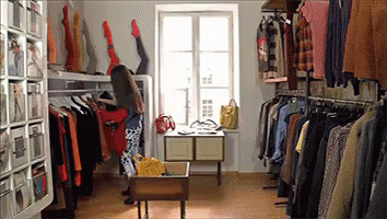 Mujer Escogiendo Ropa GIF - Clothes Finding An Outfit Outfit GIFs