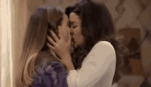 Luimelia Luisita And Amelia GIF - Luimelia Luisita And Amelia Kissing GIFs