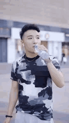 Super Idol Drinking Water GIF - Super Idol Drinking Water GIFs