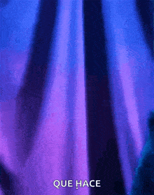 a purple and blue background with the words que hace in the lower right corner