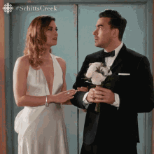 It Would Be My Honour Annie Murphy GIF - It Would Be My Honour Annie Murphy Dan Levy GIFs