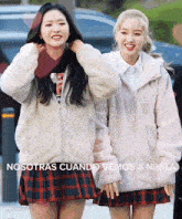 two girls are standing next to each other and the caption says " nosotras cuando vemos a niki "