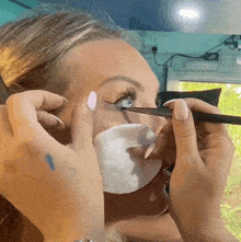 Putting On Makeup Tracy Kiss GIF - Putting On Makeup Tracy Kiss Makeover GIFs