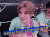 a man in a green shirt with the name sion solo de niko