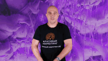a man wearing a black shirt that says красивый маркетинг on it
