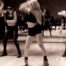 Lisa Dancing GIF - Lisa Dancing Kpop GIFs