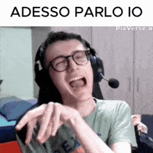 a man wearing glasses and headphones is laughing with the words adesso parlo io below him