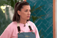 a woman wearing an apron and a pink shirt with rtve written on the bottom right